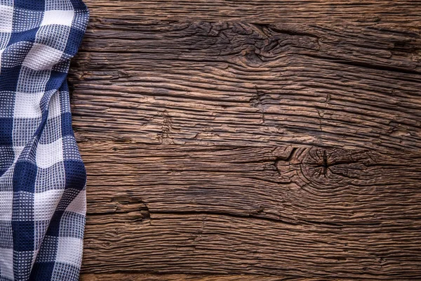 Boş tahta masada damalı masa örtüsü veya peçete Üstten Görünüm