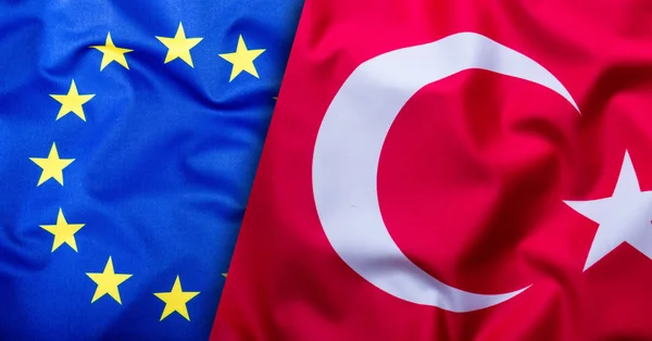 Banderas de Turquía y de la Unión Europea. Bandera de Turquía y Bandera de la UE. Concepto de bandera mundial — Foto de Stock