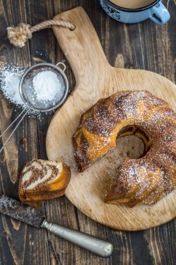 Kek. Mermer Kek fincan kahve toz şeker mutfak vintage kap ve taze meyve çilek