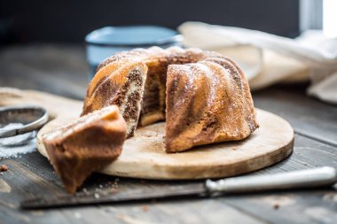 Kek. Mermer Kek fincan kahve toz şeker mutfak vintage kap ve taze meyve çilek