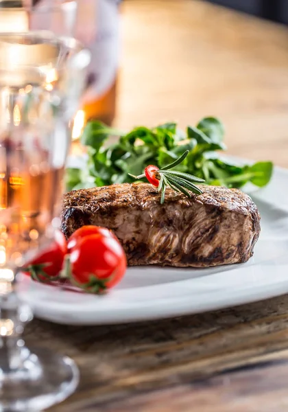 Carne de res. Carne de res jugosa. Filete gourmet con verduras y copa de vino rosa sobre mesa de madera —  Fotos de Stock