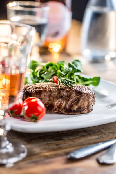 Nötstek. Saftig biff. Gourmet biff med grönsaker och ett glas rosévin på träbord — Stockfoto