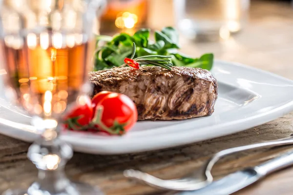 Marha Steak. Lédús marha steak. Ínyenc steak zöldségekkel rose bor, a fából készült asztal üveg — Stock Fotó