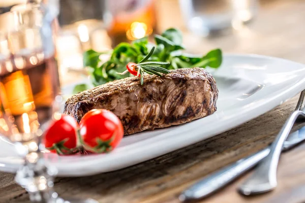 Carne de res. Carne de res jugosa. Filete gourmet con verduras y copa de vino rosa sobre mesa de madera —  Fotos de Stock