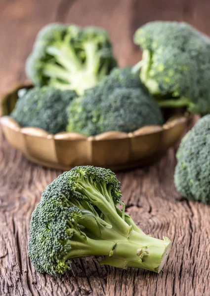 Broccoli.Raw fresh broccoli on old wooden table — Stock Photo, Image