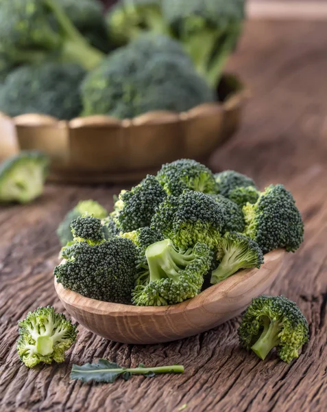 Broccoli.Raw fresh broccoli on old wooden table — Stock Photo, Image