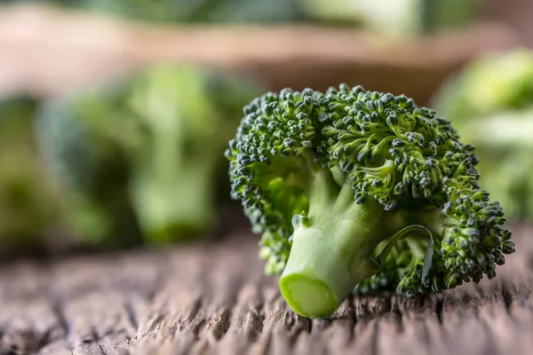 Broccoli.Raw fresh broccoli on old wooden table — Stock Photo, Image