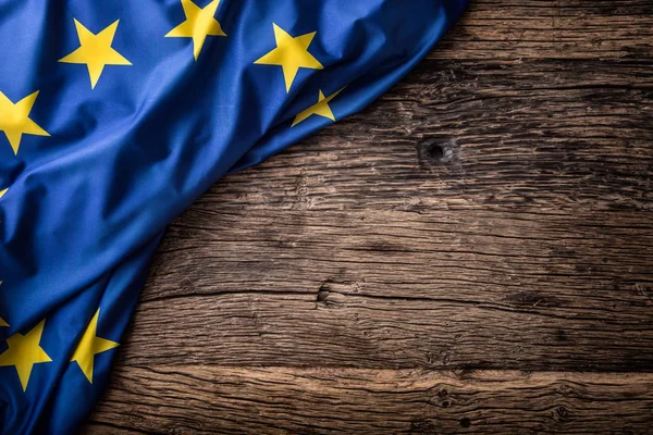 Europa unionens på gamla trä bakgrund flagga. EU flagga gammal ek bakgrund — Stockfoto
