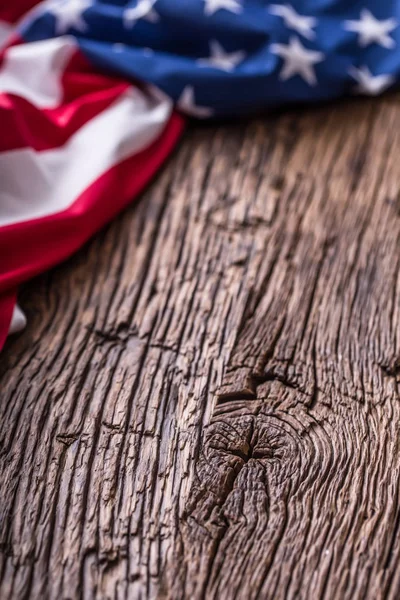 USA flagga. Amerikanska flaggan. Amerikanska flaggan fritt liggande på träskiva. Närbild Studio skott. Tonad foto — Stockfoto