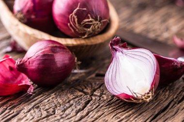 Soğan. Kırmızı soğan çok eski meşe ahşap tahta üzerinde. Seçici odak