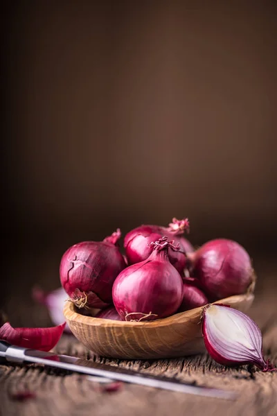 Cipolla. Cipolle rosse su tavola di legno di quercia molto vecchia. Focus selettivo — Foto Stock