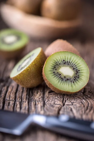 Kiwi Fruit. Câteva fructe kiwi pe suprafața de lemn de stejar — Fotografie, imagine de stoc