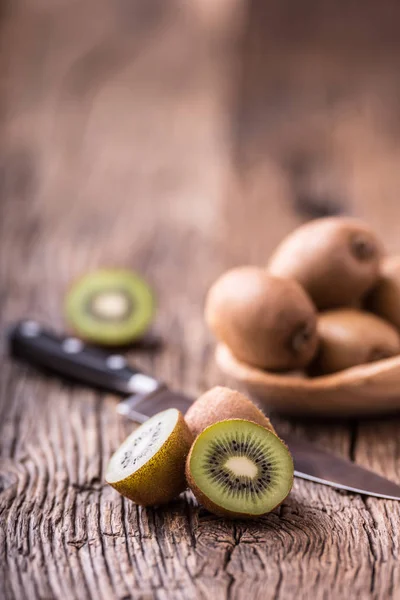 Kiwi Fruit. Verschillende kiwi fruit op eiken houten oppervlak — Stockfoto