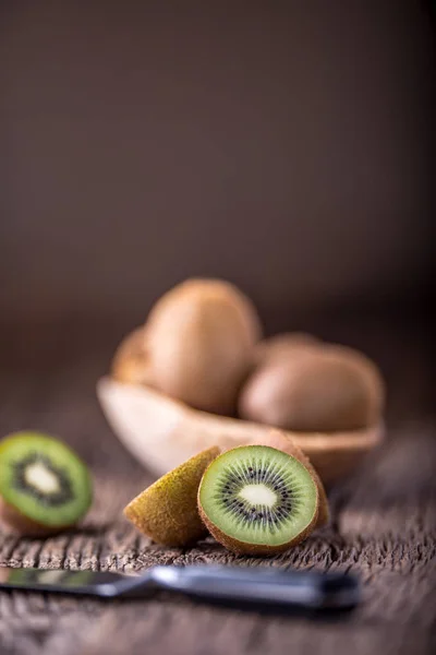 Kiwi Fruit. Vários kiwi frutas na superfície de madeira de carvalho — Fotografia de Stock