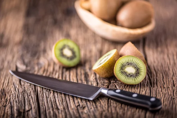 Kiwi Fruit. Verschillende kiwi fruit op eiken houten oppervlak — Stockfoto