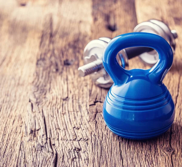 Fitness gépek. Kettlebell súlyzó törölköző, víz- és mérőszalag — Stock Fotó