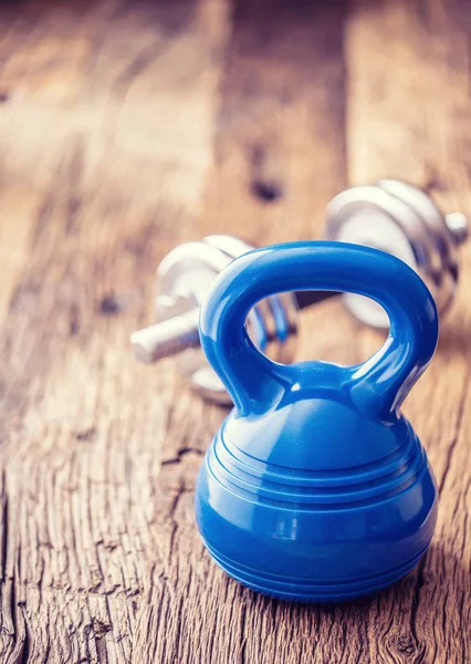 Fitnessgeräte. Kettlebell Kurzhanteln Handtuch Wasser und Maßband — Stockfoto