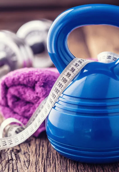 Fitnessgeräte. Kettlebell Kurzhanteln Handtuch Wasser und Maßband — Stockfoto