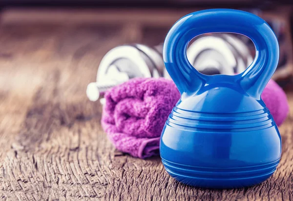 Fitnessgeräte. Kettlebell Kurzhanteln Handtuch Wasser und Maßband — Stockfoto