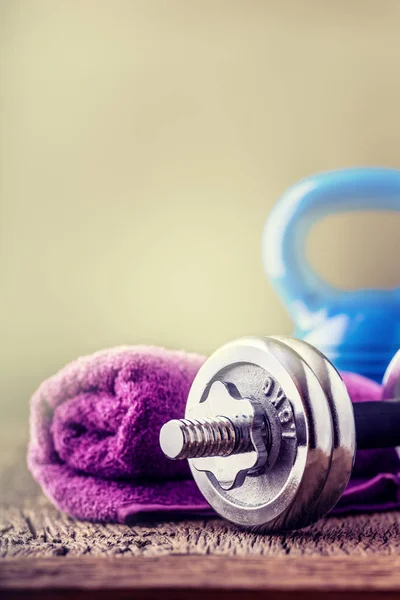 Fitnessgeräte. Kettlebell Kurzhanteln Handtuch Wasser und Maßband — Stockfoto