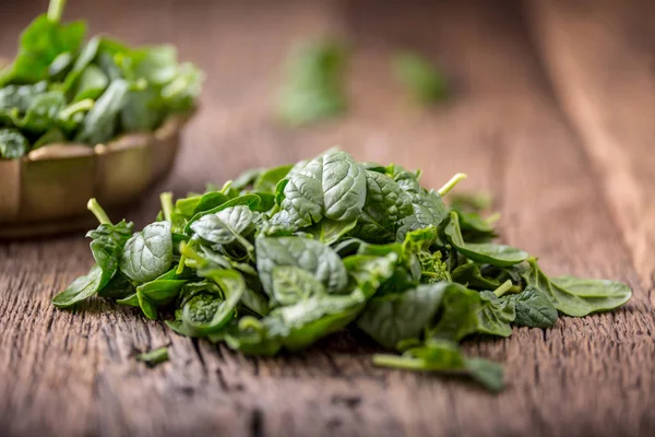 Spinach leaves.Fresh spinach leaves in retro bowl on oak wood board. Selective focus — Stock Photo, Image