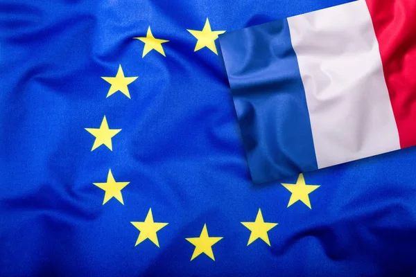 Banderas de Francia y de la Unión Europea. Bandera de Francia y Bandera de la UE. Bandera dentro de las estrellas. Concepto de bandera mundial — Foto de Stock