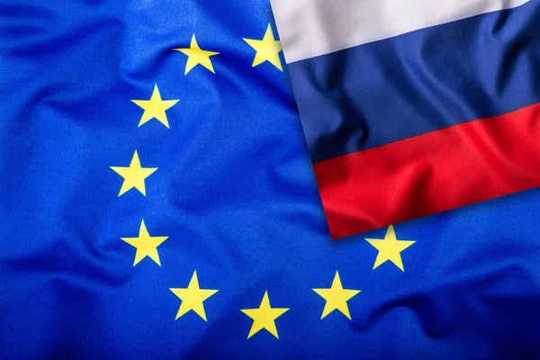 Banderas de Rusia y de la Unión Europea. Bandera de Rusia y Bandera de la UE. Bandera dentro de las estrellas. Concepto de bandera mundial — Foto de Stock