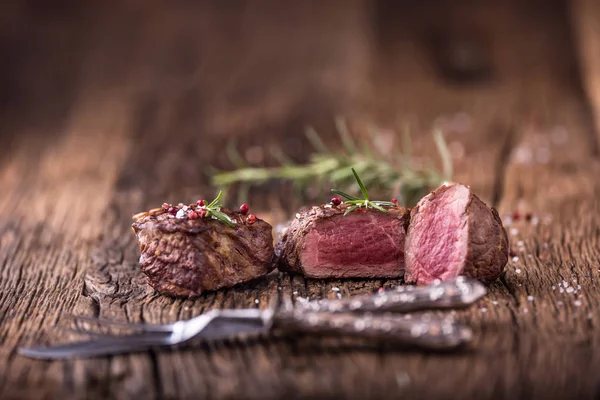 Grillezett marhahús steak rozmaringos, a sót és a borsot, a régi vágódeszka. — Stock Fotó