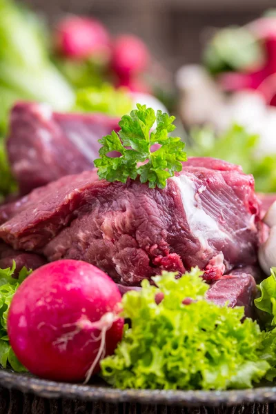 Ham sığır eti taze sebze ile. Marul salata turp ve mantar dilimlenmiş dana biftek — Stok fotoğraf