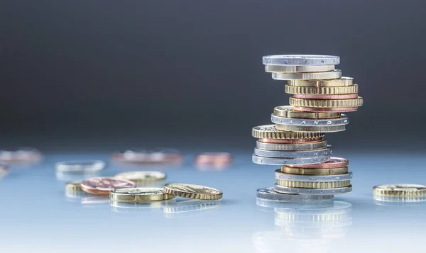 Monedas de euros. Dinero en euros. Monedas apiladas una sobre la otra en diferentes posiciones . — Foto de Stock