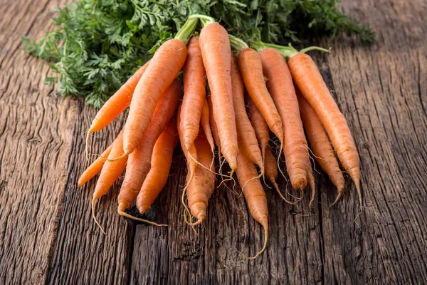 Wortel. Verse wortelen bos. Baby wortelen. Rauwe verse biologische oranje wortelen. Gezond vegan plantaardige voedsel — Stockfoto