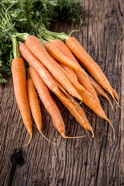 Морква. Свіжі морквини букет. Дитяча морква. Сира свіжа органічна апельсинова морква. Здорова веганська овочева їжа — стокове фото