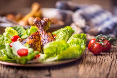 Izgara tavuk bacakları marul ve domates. Geleneksel mutfağı. Akdeniz mutfağı