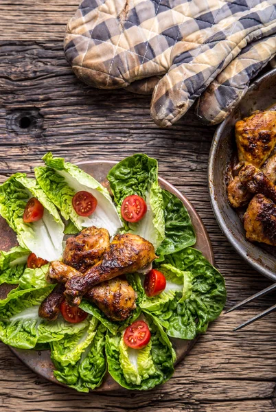구운된 닭 다리 양상추, 체리 토마토 전통 요리입니다. 지중해 요리 — 스톡 사진