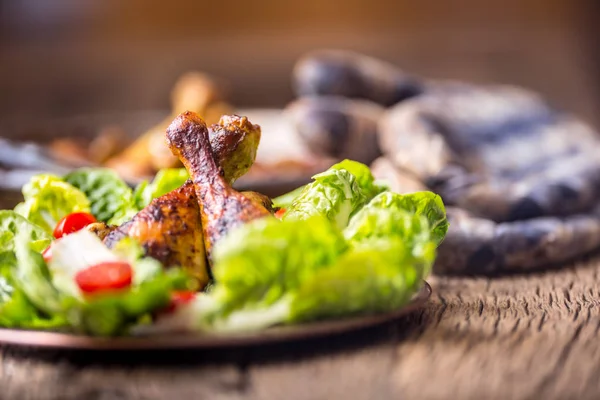 Grillad kyckling ben sallad och cocktailtomater. Traditionella rätter. Medelhavsköket — Stockfoto