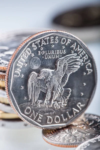 Доллары. Долларовые монеты США на краю поддерживаются на монетах — стоковое фото