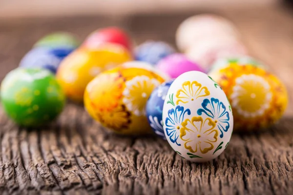 Páscoa. Ovos de páscoa feitos à mão na velha mesa de madeira — Fotografia de Stock