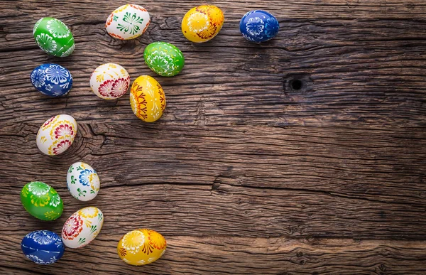 Easter. Hand made easter eggs on old wooden table — Stock Photo, Image