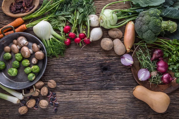 Hortalizas. Top ver surtido de verduras frescas en la mesa de roble viejo — Foto de Stock