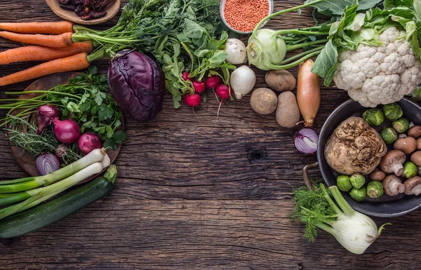 Kasviksia. Top view valikoima tuoreita vihanneksia vanhan tammen pöydälle — kuvapankkivalokuva