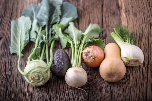 Plantaardige. Bovenaanzicht assortiment verse groente op oude eiken tafel — Stockfoto