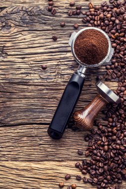 Coffee.Coffee fasulye ve portafilter eski meşe ahşap tablo