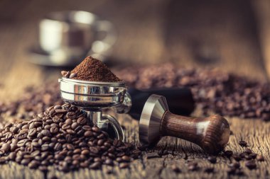 Coffee.Coffee fasulye ve portafilter eski meşe ahşap tablo