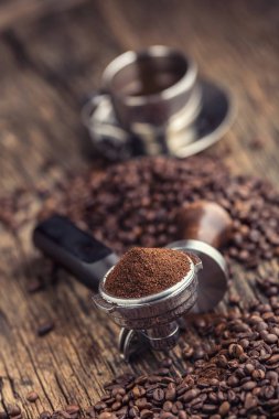 Coffee.Coffee fasulye ve portafilter eski meşe ahşap tablo