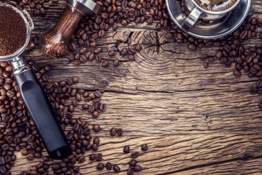 Kahve. Siyah kahve kahve çekirdekleri ve portafilter eski meşe ahşap tablo