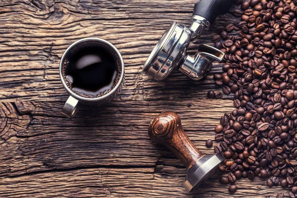 Kahve. Siyah kahve kahve çekirdekleri ve portafilter eski meşe ahşap tablo — Stok fotoğraf