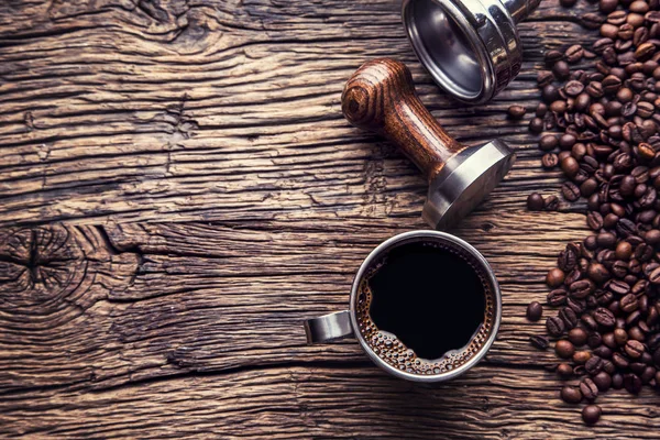Kahve. Siyah kahve kahve çekirdekleri ve portafilter eski meşe ahşap tablo — Stok fotoğraf