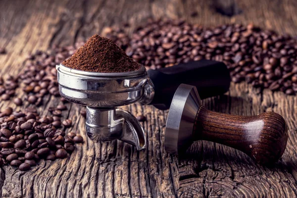 Fasola Coffee.Coffee i ubijaka na stary dębowy Stół drewniany — Zdjęcie stockowe