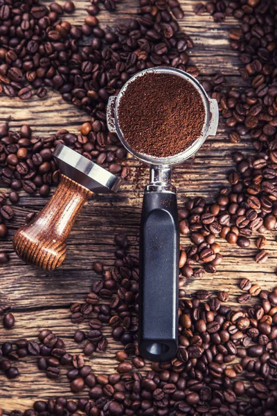 Coffee.Coffee fasulye ve portafilter eski meşe ahşap tablo — Stok fotoğraf