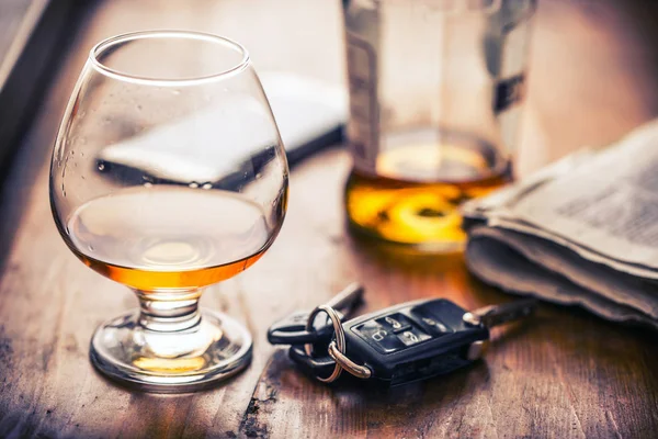 알코올 중독입니다. 컵 코냑 또는 브랜디 남자 키를 손에 자동차와 무책임 한 드라이버 — 스톡 사진